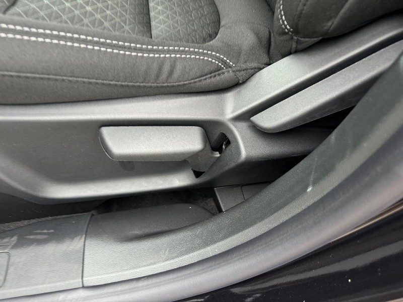 Ford Escape Vehicle Full-screen Gallery Image 18