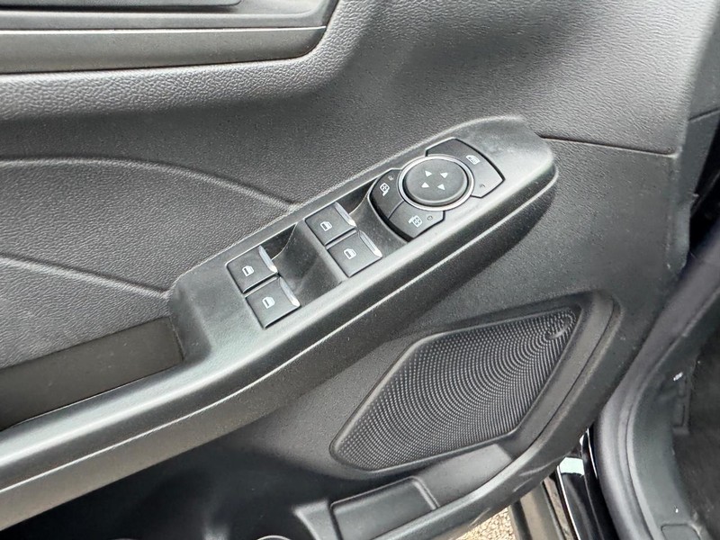 Ford Escape Vehicle Full-screen Gallery Image 19