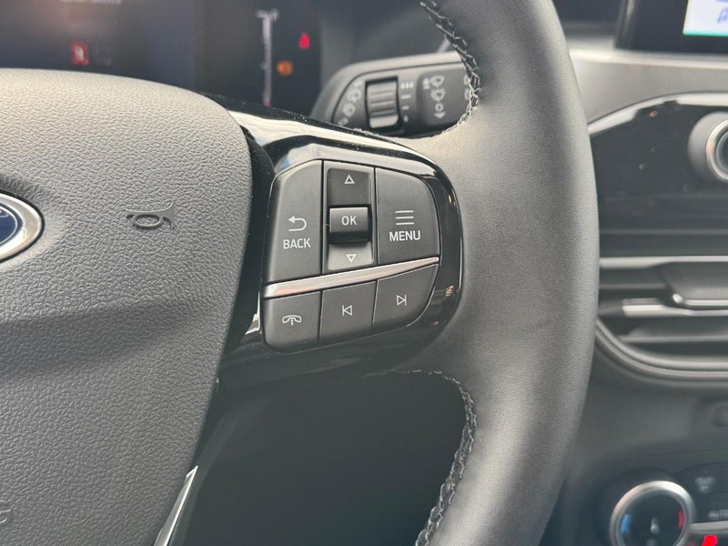 Ford Escape Vehicle Full-screen Gallery Image 24