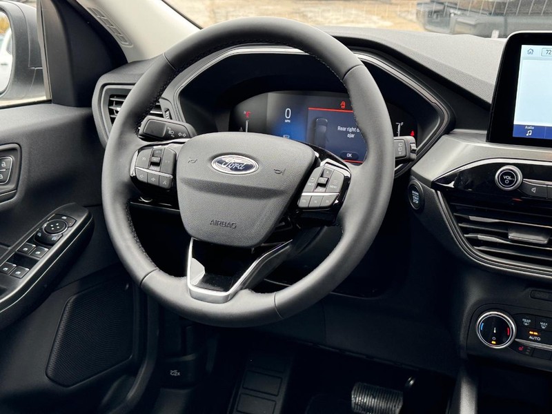 Ford Escape Vehicle Full-screen Gallery Image 15