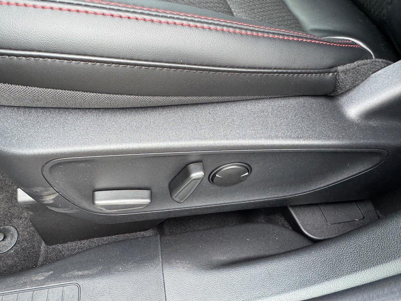 Ford Escape Vehicle Full-screen Gallery Image 18