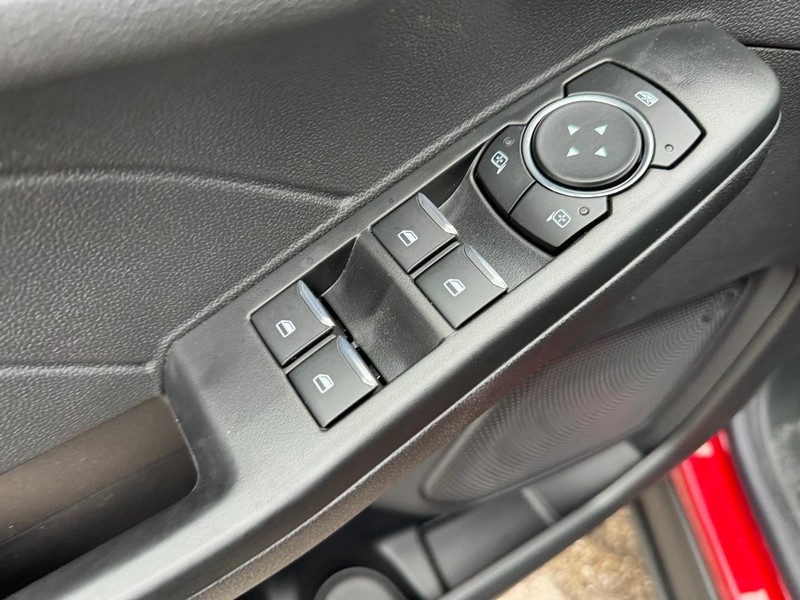Ford Escape Vehicle Full-screen Gallery Image 18