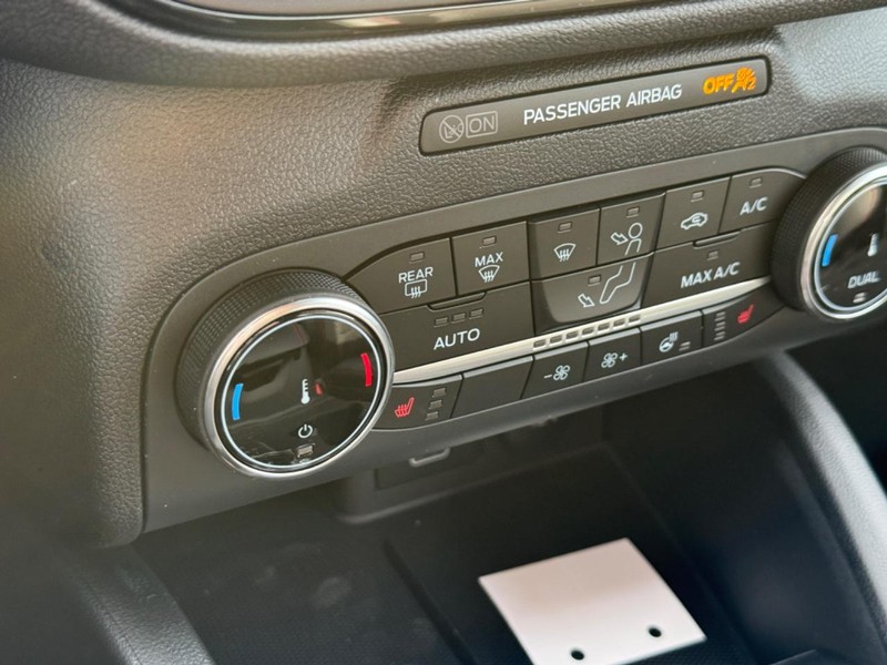 Ford Escape Vehicle Full-screen Gallery Image 23