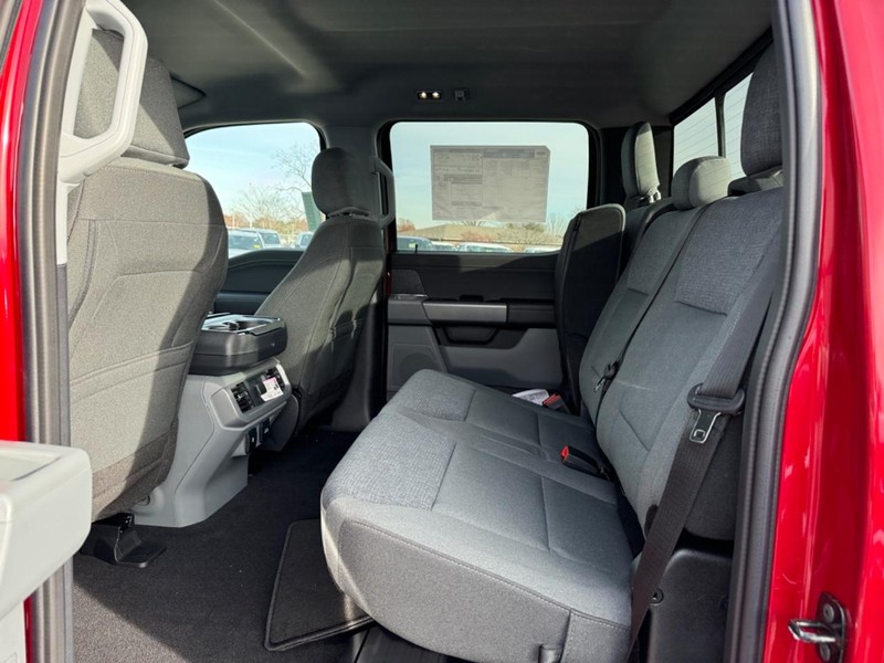 Ford F-150 Vehicle Full-screen Gallery Image 12