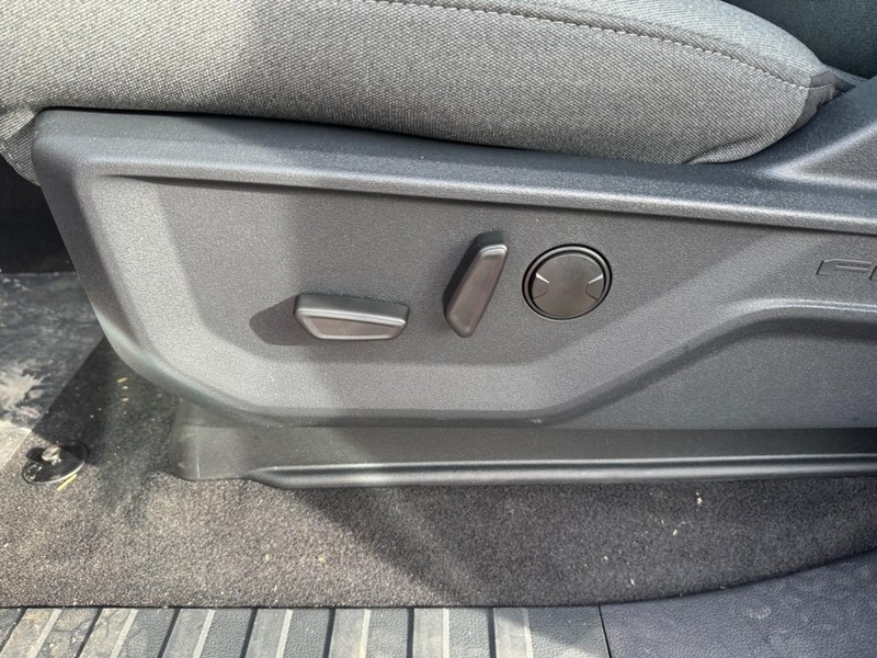 Ford F-150 Vehicle Full-screen Gallery Image 17