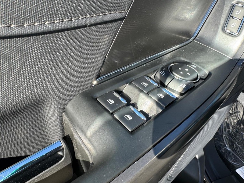 Ford F-150 Vehicle Full-screen Gallery Image 19