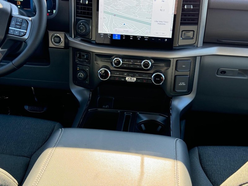 Ford F-150 Vehicle Full-screen Gallery Image 17