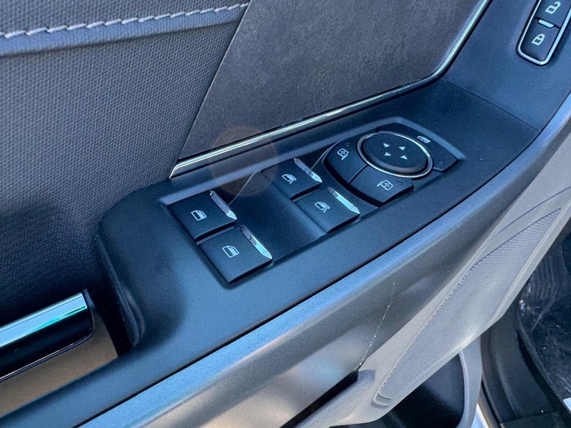 Ford F-150 Vehicle Full-screen Gallery Image 19