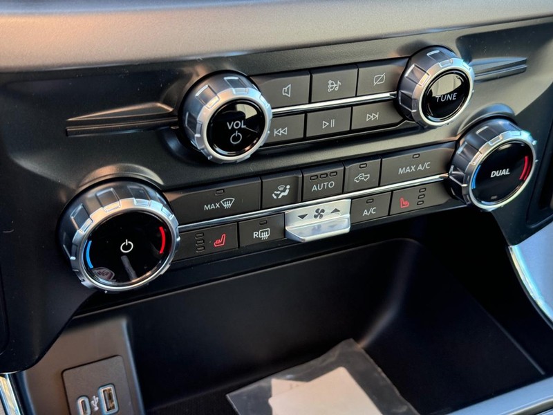 Ford F-150 Vehicle Full-screen Gallery Image 24