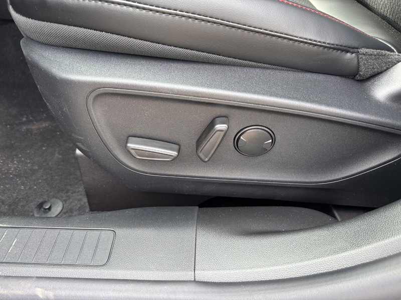 Ford Escape Vehicle Full-screen Gallery Image 18