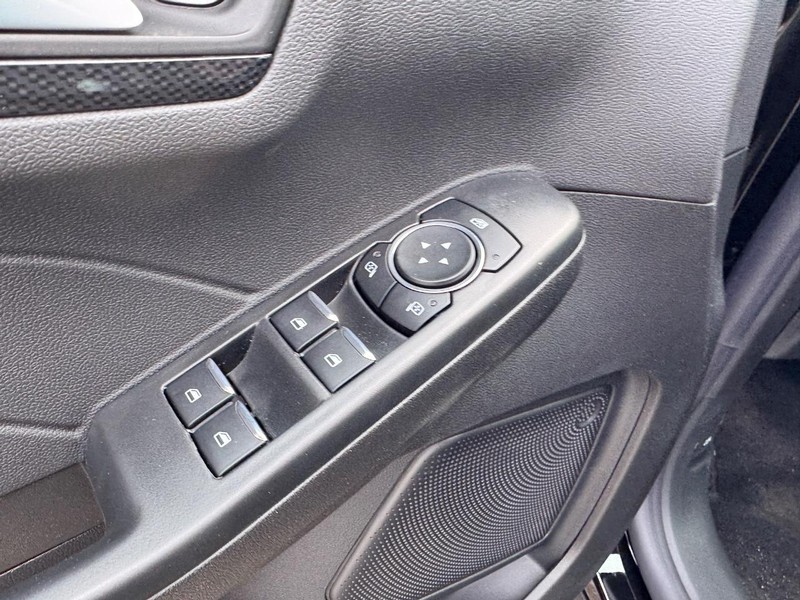 Ford Escape Vehicle Full-screen Gallery Image 19
