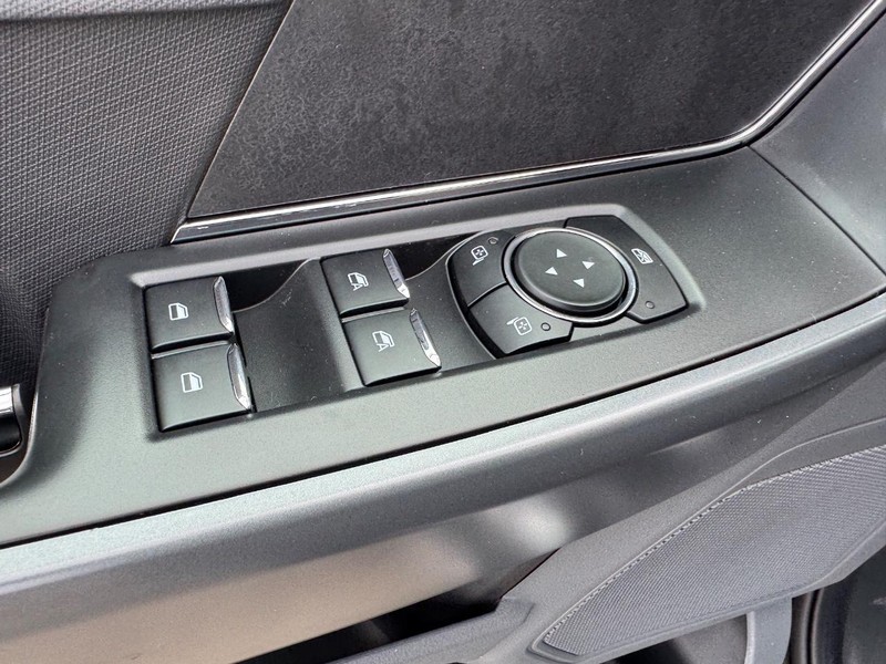 Ford F-150 Vehicle Full-screen Gallery Image 19