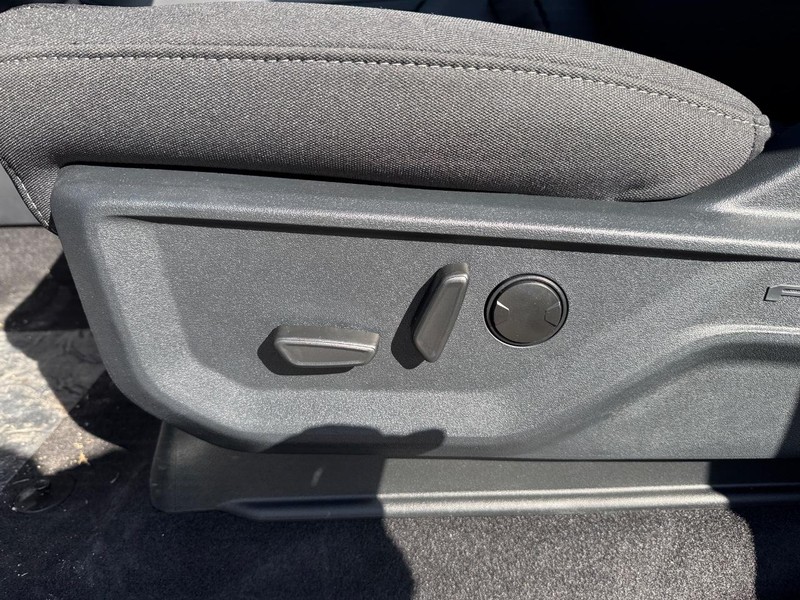 Ford F-150 Vehicle Full-screen Gallery Image 18