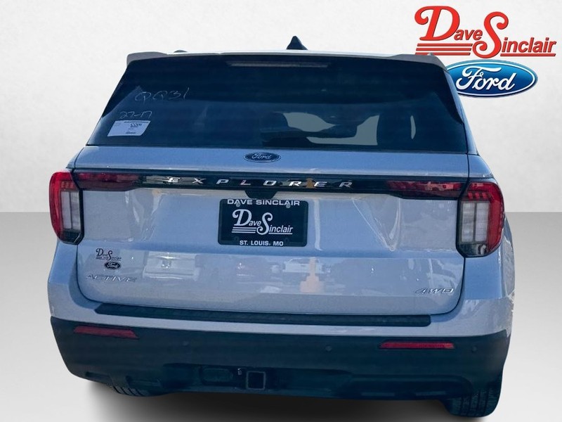 Ford Explorer Vehicle Full-screen Gallery Image 08