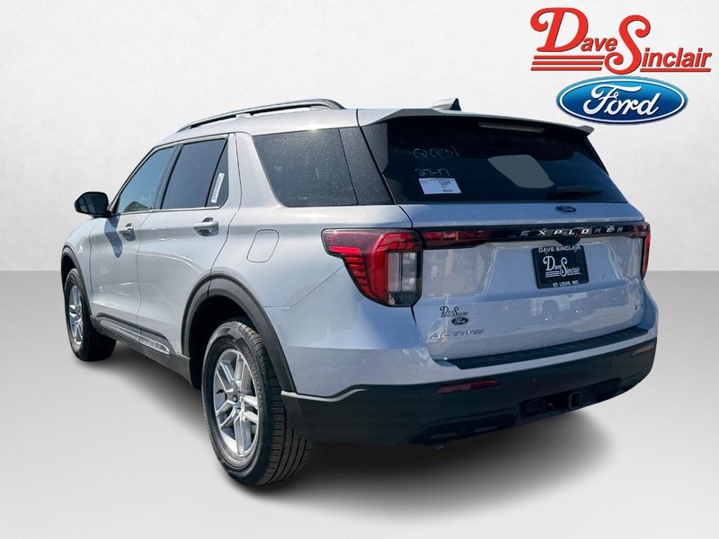 Ford Explorer Vehicle Full-screen Gallery Image 09
