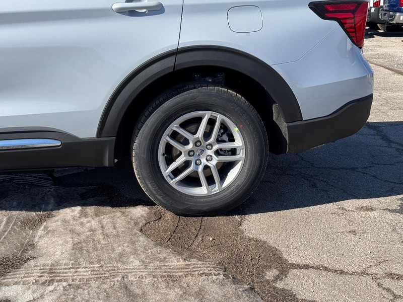 Ford Explorer Vehicle Full-screen Gallery Image 11