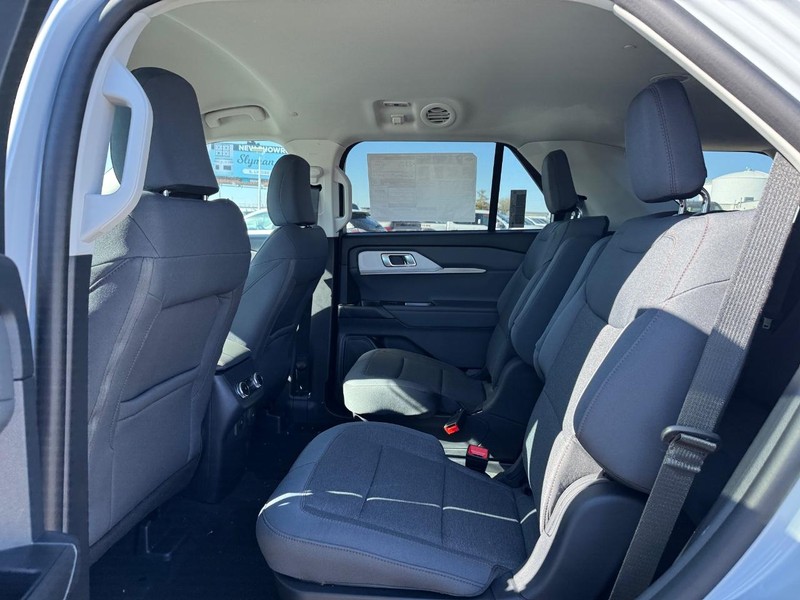 Ford Explorer Vehicle Full-screen Gallery Image 12