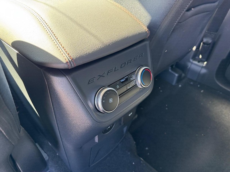 Ford Explorer Vehicle Full-screen Gallery Image 14