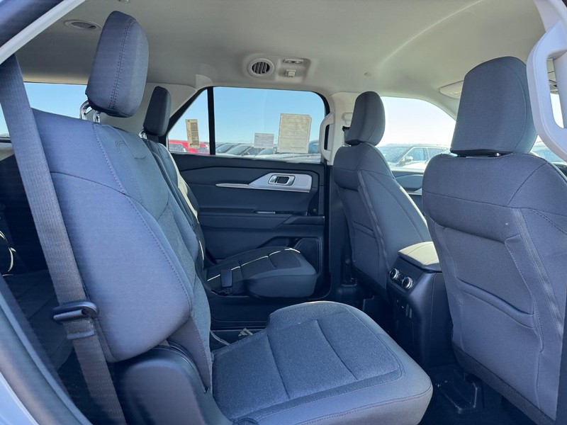Ford Explorer Vehicle Full-screen Gallery Image 15
