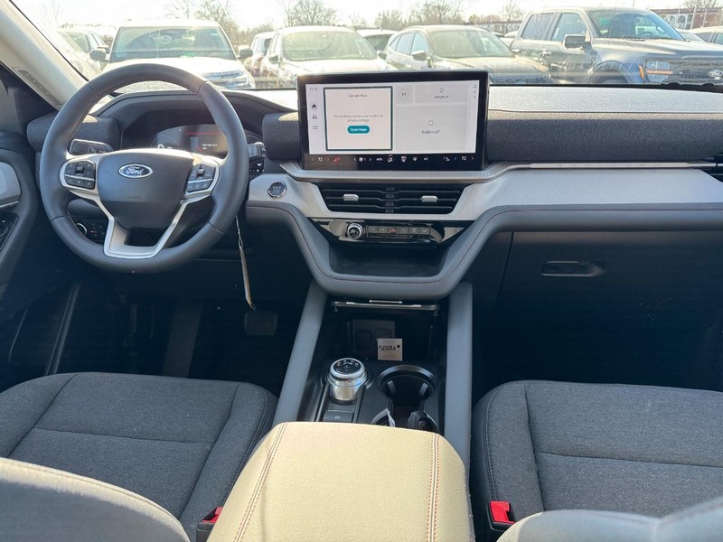 Ford Explorer Vehicle Full-screen Gallery Image 16