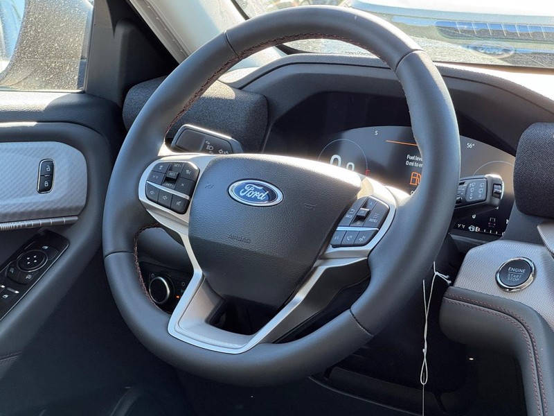 Ford Explorer Vehicle Full-screen Gallery Image 18