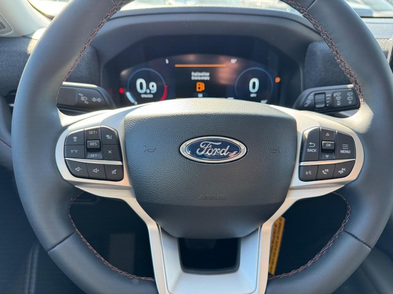 Ford Explorer Vehicle Full-screen Gallery Image 23