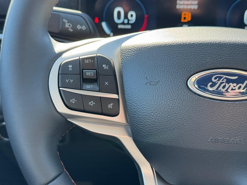 Ford Explorer Vehicle Full-screen Gallery Image 24