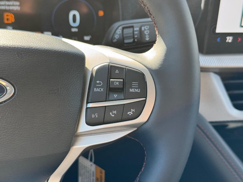 Ford Explorer Vehicle Full-screen Gallery Image 25