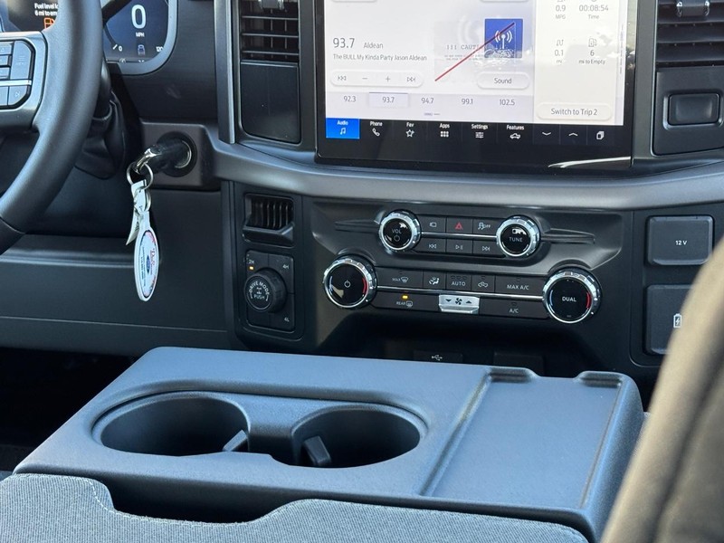 Ford F-150 Vehicle Full-screen Gallery Image 17