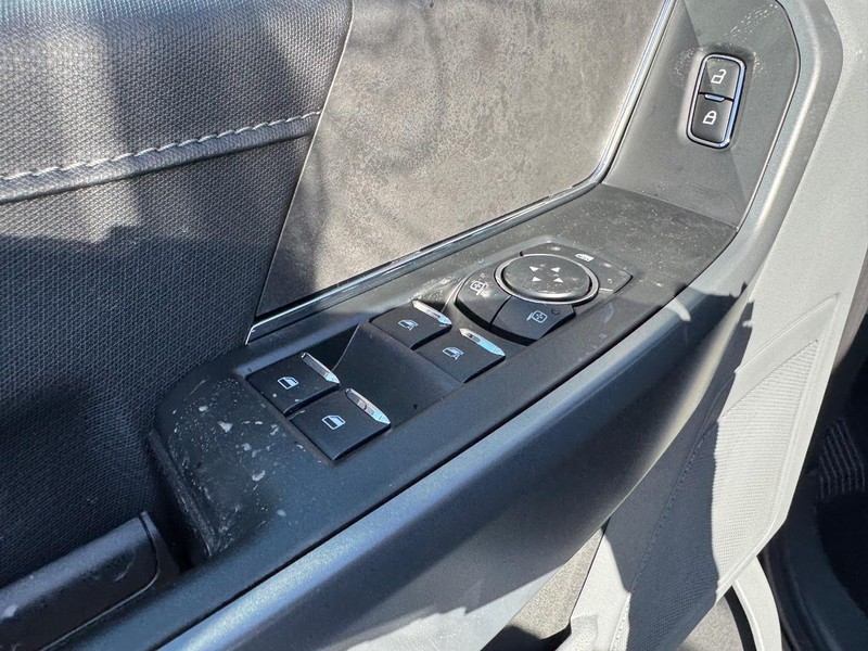 Ford F-150 Vehicle Full-screen Gallery Image 19