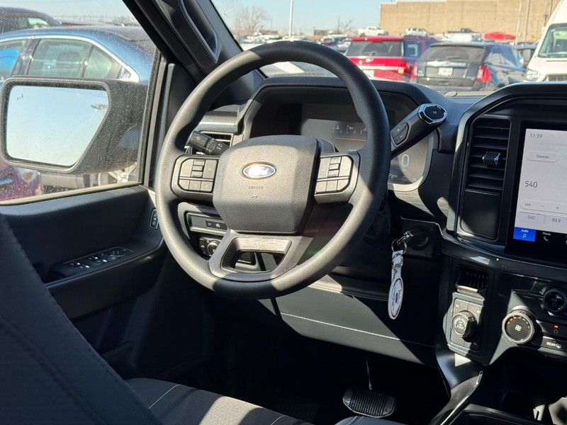 Ford F-150 Vehicle Full-screen Gallery Image 15