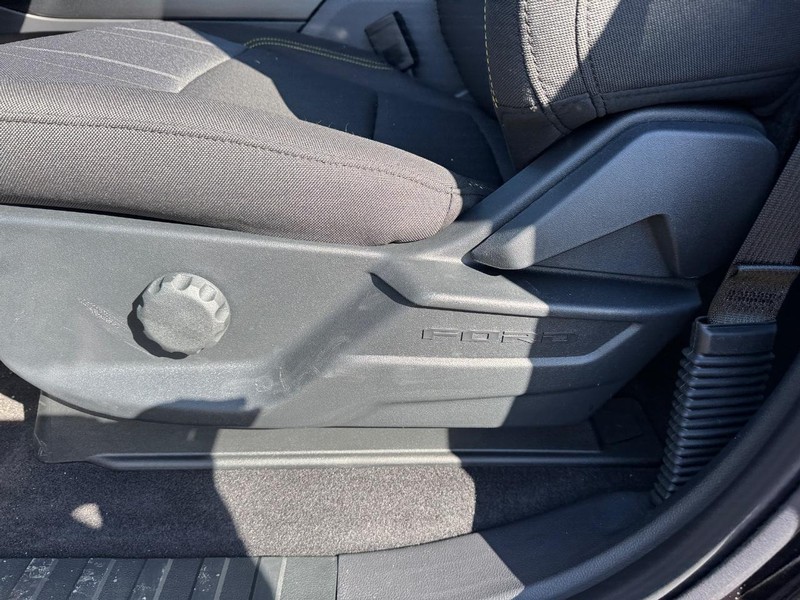 Ford F-150 Vehicle Full-screen Gallery Image 18
