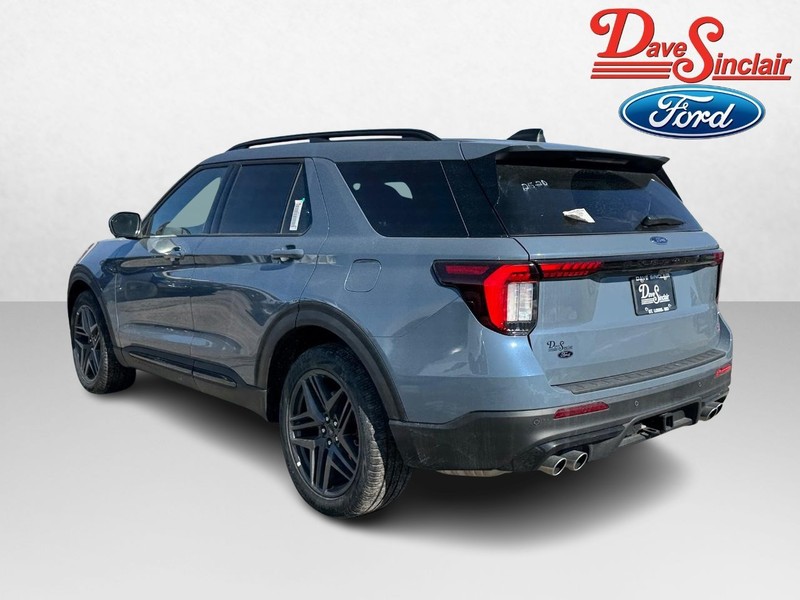 Ford Explorer Vehicle Full-screen Gallery Image 09