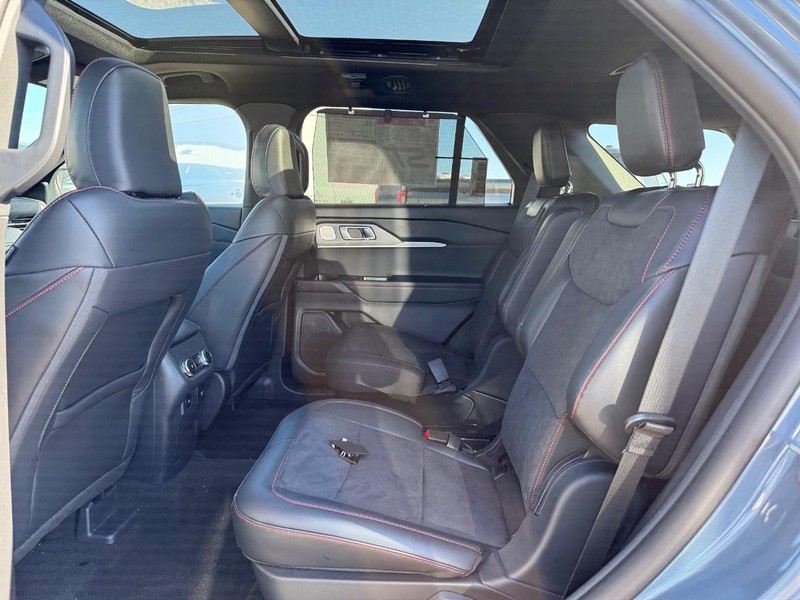 Ford Explorer Vehicle Full-screen Gallery Image 12