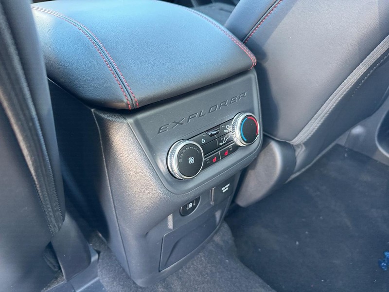 Ford Explorer Vehicle Full-screen Gallery Image 15