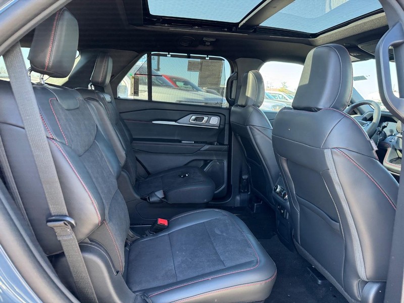 Ford Explorer Vehicle Full-screen Gallery Image 16