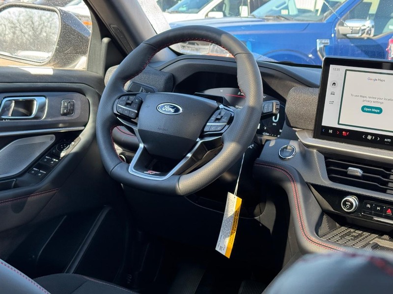 Ford Explorer Vehicle Full-screen Gallery Image 18