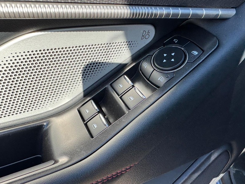 Ford Explorer Vehicle Full-screen Gallery Image 22