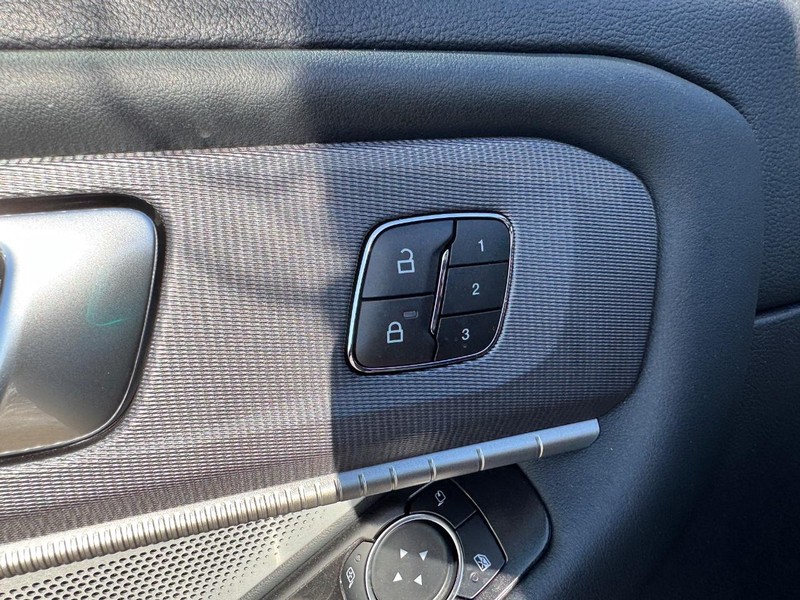 Ford Explorer Vehicle Full-screen Gallery Image 23