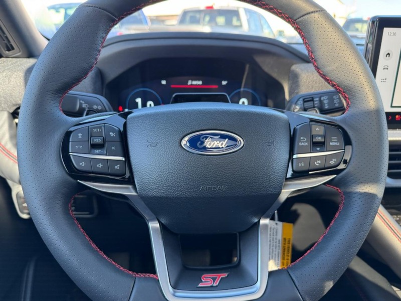 Ford Explorer Vehicle Full-screen Gallery Image 24