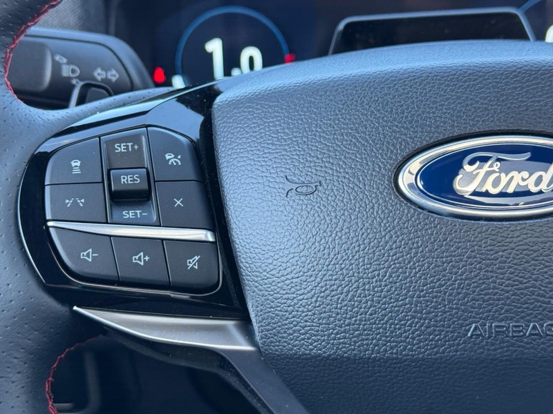 Ford Explorer Vehicle Full-screen Gallery Image 25