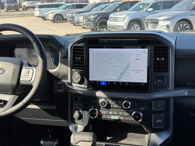 Ford F-150 Vehicle Full-screen Gallery Image 16