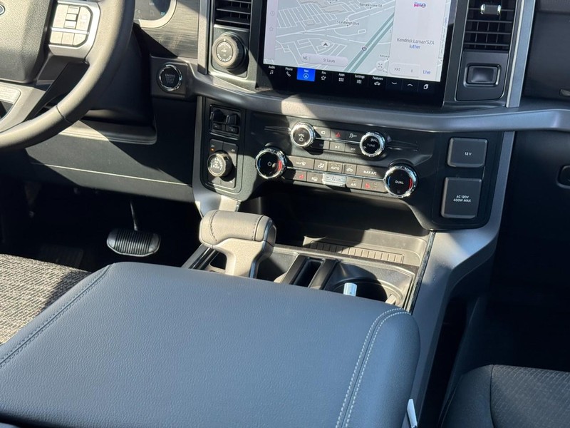 Ford F-150 Vehicle Full-screen Gallery Image 17
