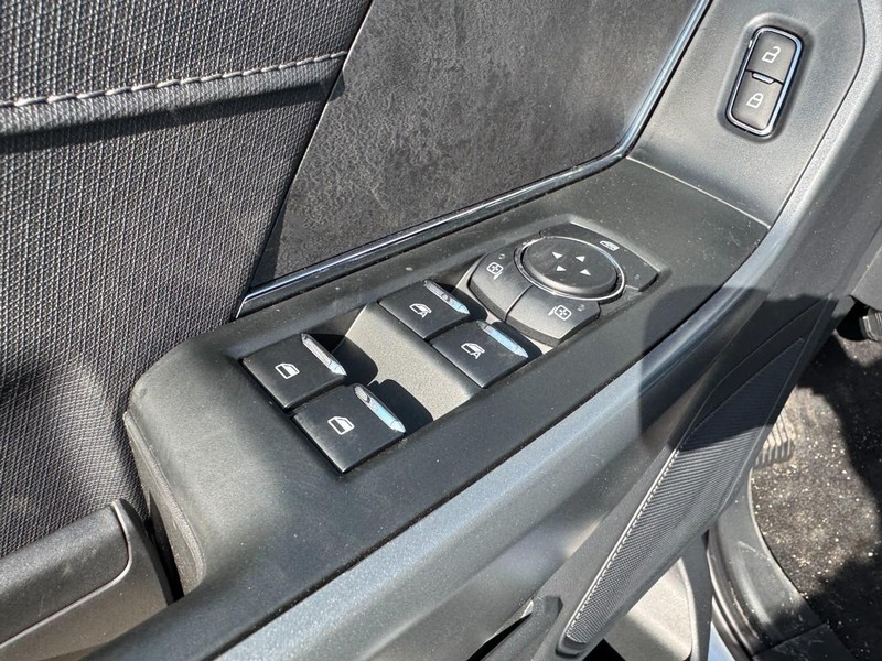 Ford F-150 Vehicle Full-screen Gallery Image 19