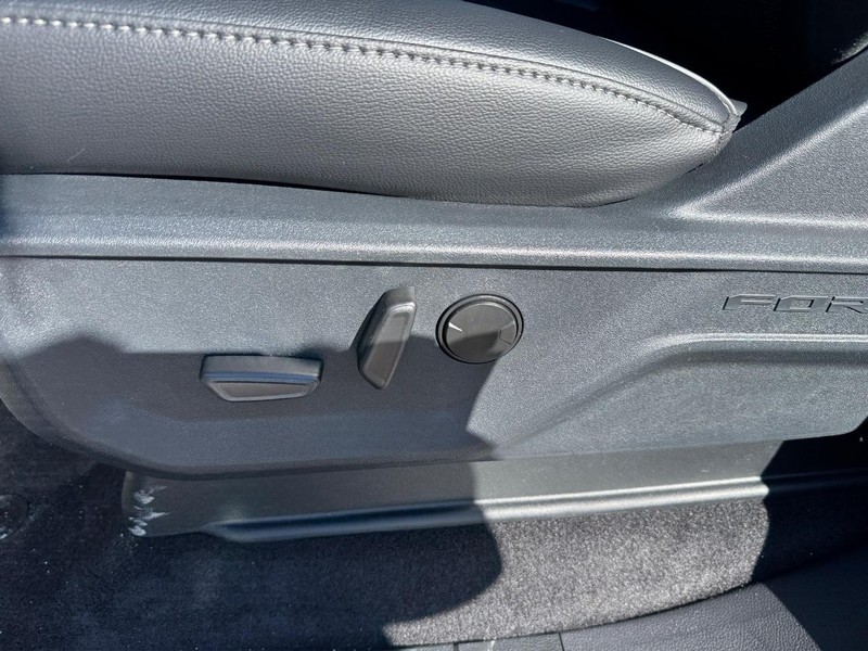 Ford F-150 Vehicle Full-screen Gallery Image 18