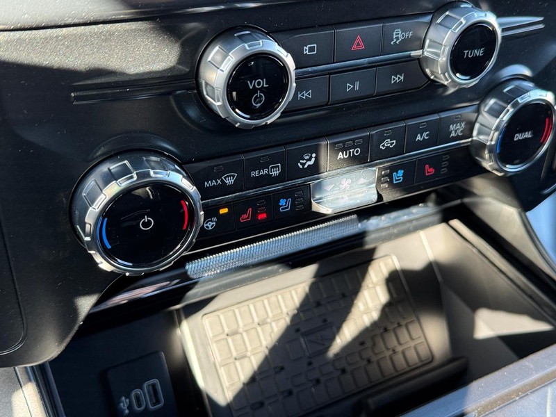 Ford F-150 Vehicle Full-screen Gallery Image 25