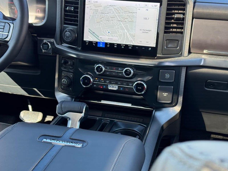 Ford F-150 Vehicle Full-screen Gallery Image 18