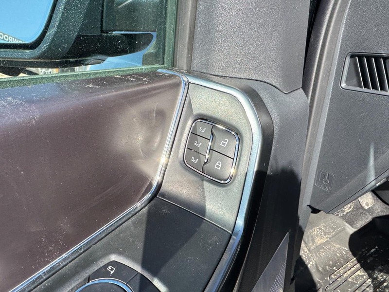 Ford F-150 Vehicle Full-screen Gallery Image 21