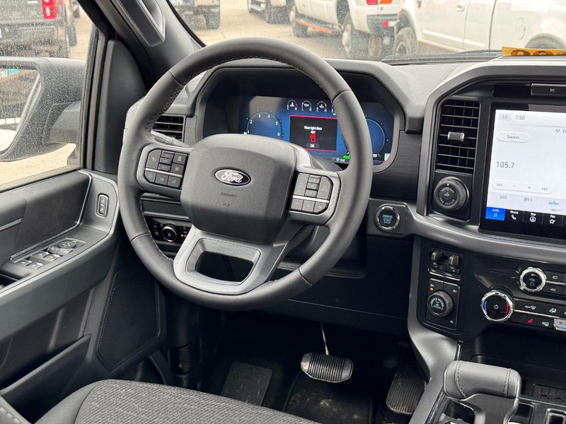 Ford F-150 Vehicle Full-screen Gallery Image 15