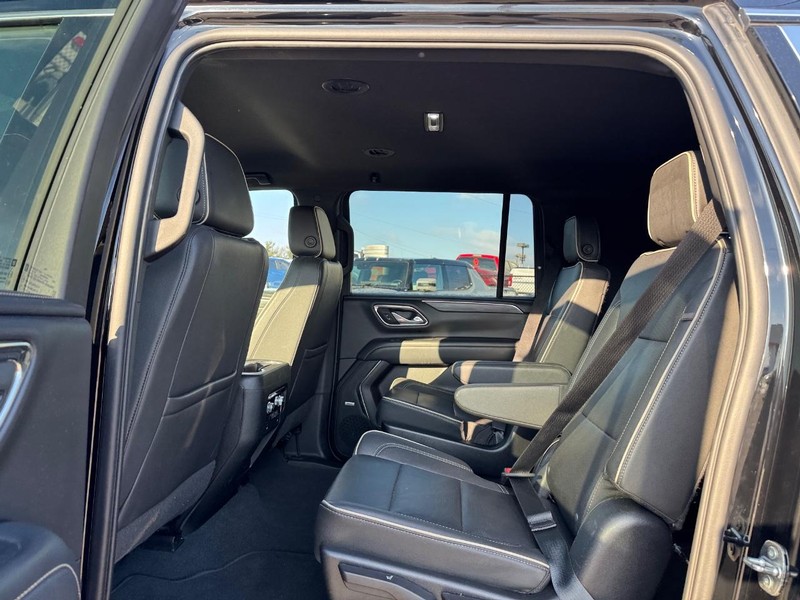 GMC Yukon XL Vehicle Full-screen Gallery Image 12
